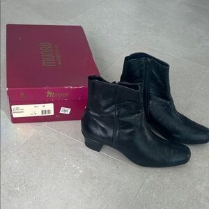 Munro Black Leather Ankle Booties